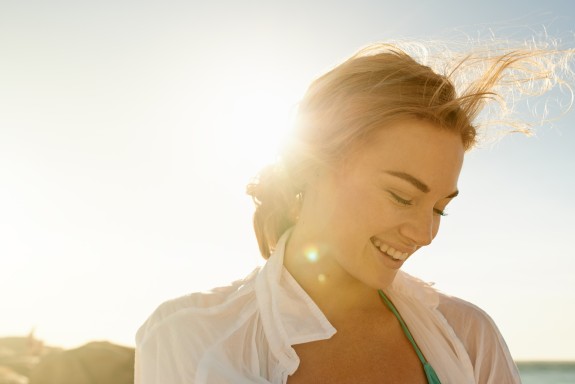 Nahansicht einer lachenden Frau an einem sonnigen Tag