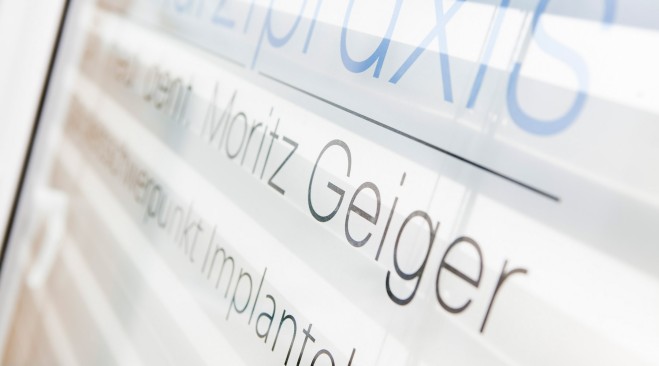 Detailansicht des Schildes am Eingang der Praxis von Dr. Moritz Geiger
